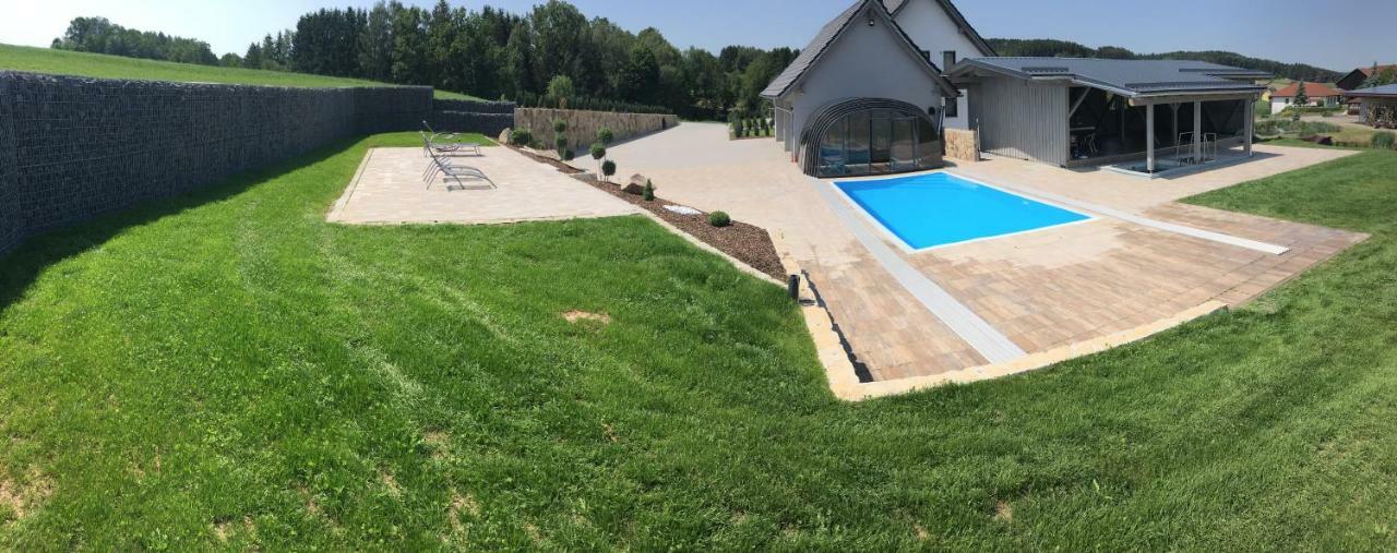 Landhaus Ferienwohnungen Mit Pool Und Wellness Neukirchen-Balbini Экстерьер фото